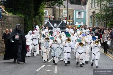 Bed Race 2017 Parade 37